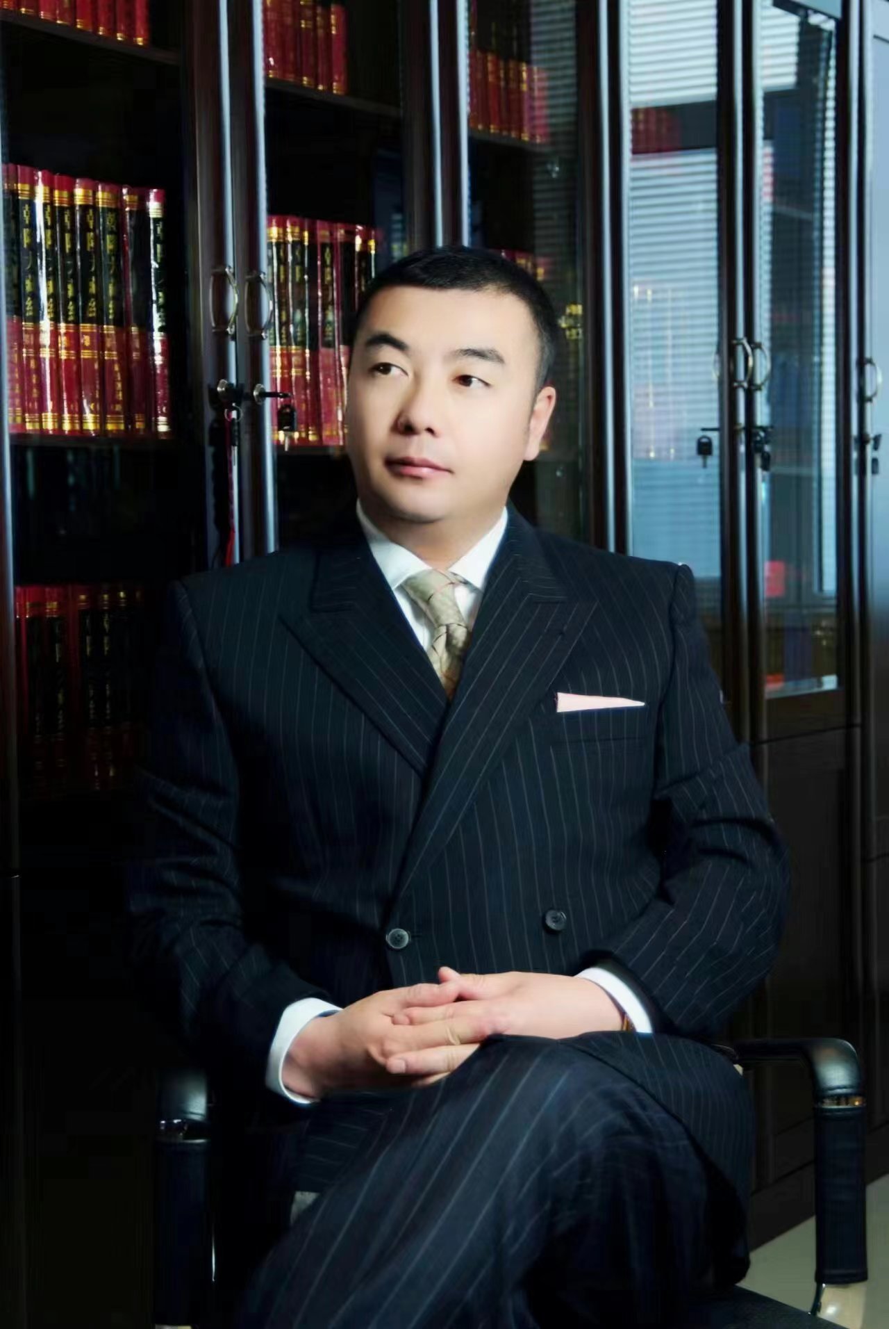  p data-id="gnx01f2160">潘兴东,字东初,金泽国际控股集团董事长 