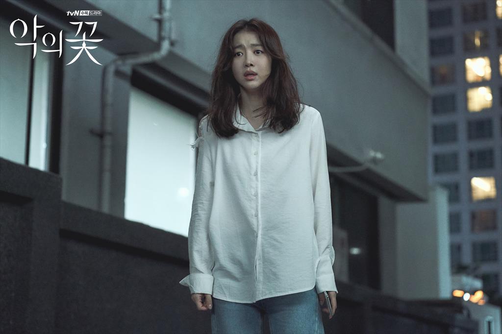  p>《邪恶之花》是韩国tvn电视台于2020年7月29日首播的悬疑爱情剧,由