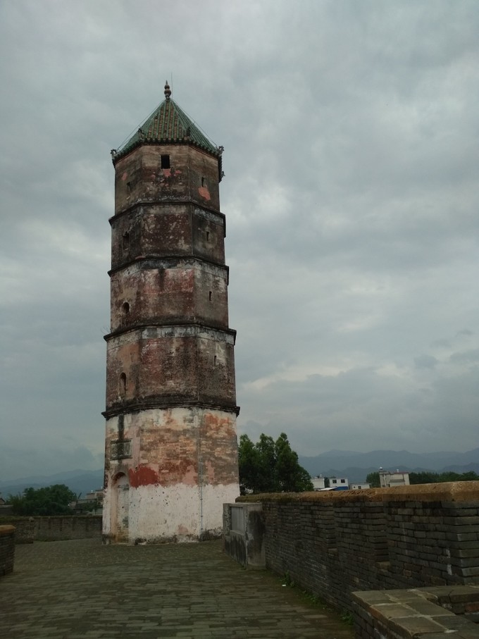  p data-id="si6ckgufjdzh">临贺故城,位于贺州市八步区贺街镇的贺江