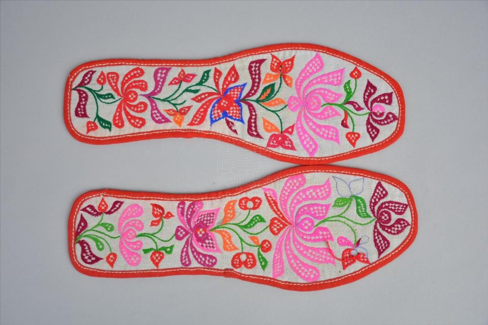 现代广元麻柳白地绣花鞋垫