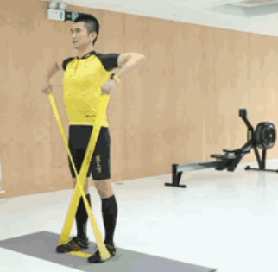  p>弹力绳提拉是一种拉伸动作,步骤是身体直立,双脚分开踩住弹力带