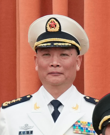 1961年10月出生,湖北仙桃人,中共党员,中国人民解放军海军上将军衔