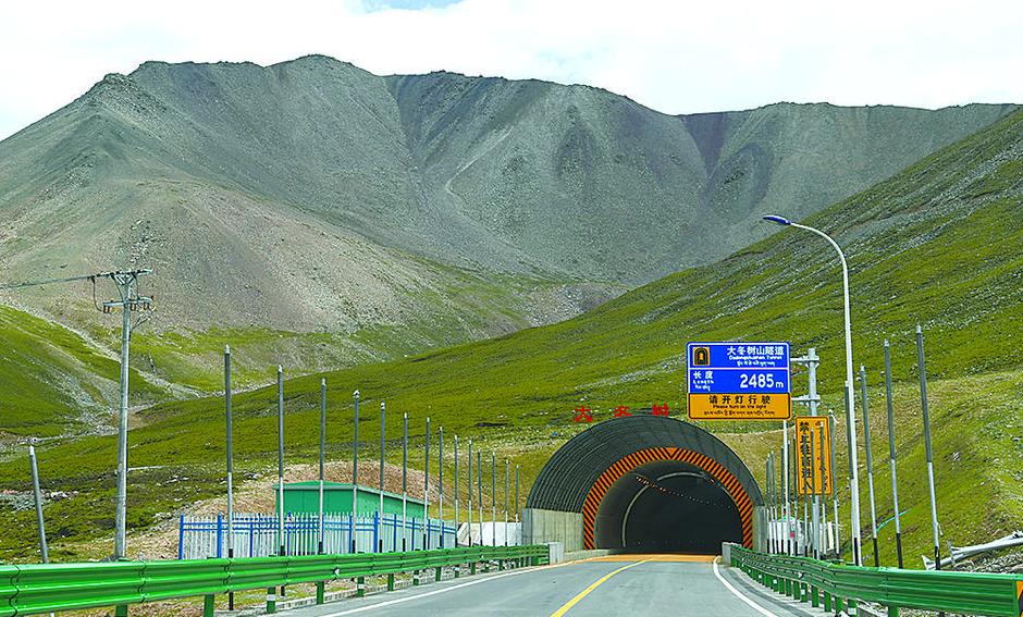 a>祁连县的大冬树山,全长2485米,海拔4千多米,是g213线重要的公路隧道