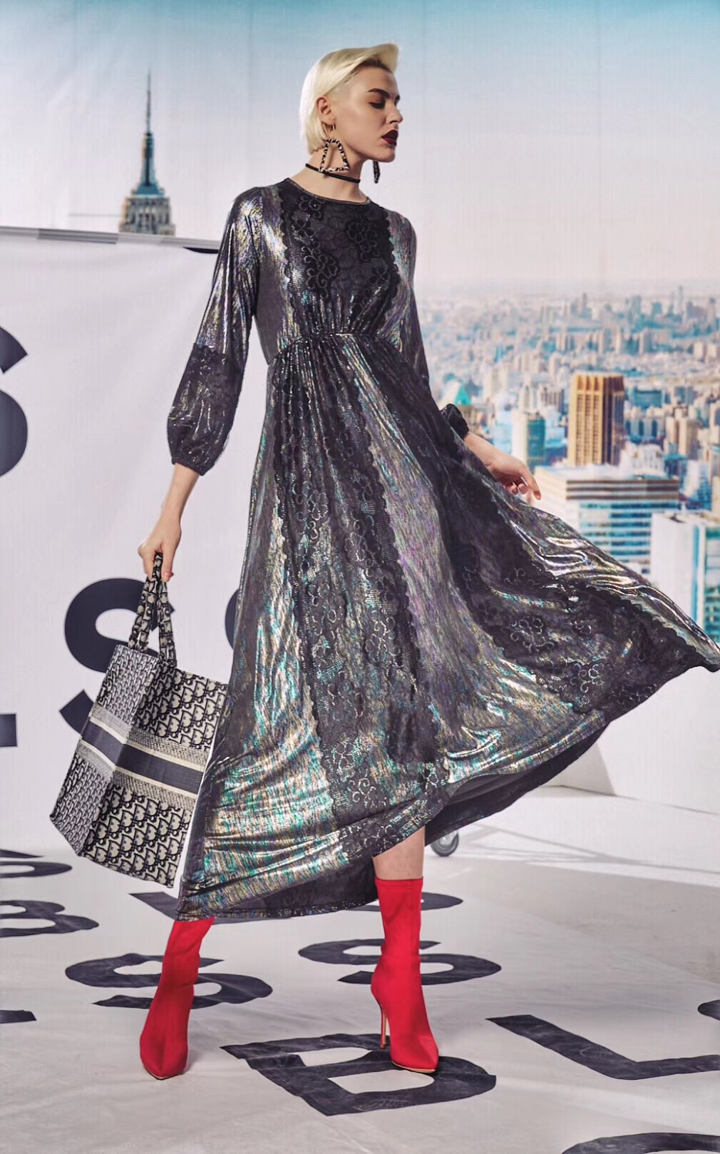 领秀有限责任公司创始于2008年,是一家以设计,生产,销售中高端流行