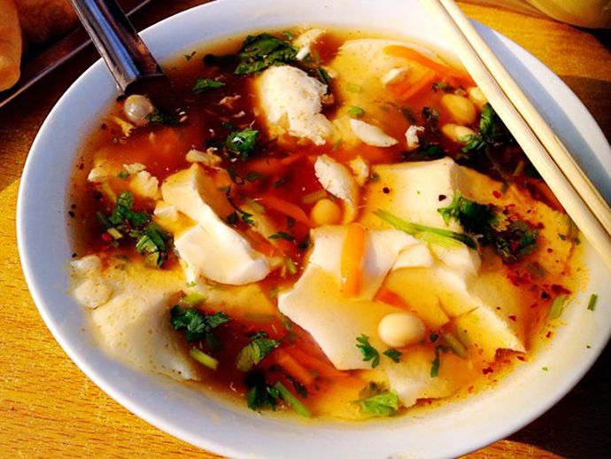  p>鸡汁豆腐脑是一道以豆腐,鸡汁,榨菜,豆腐制作而成的美食. /p>