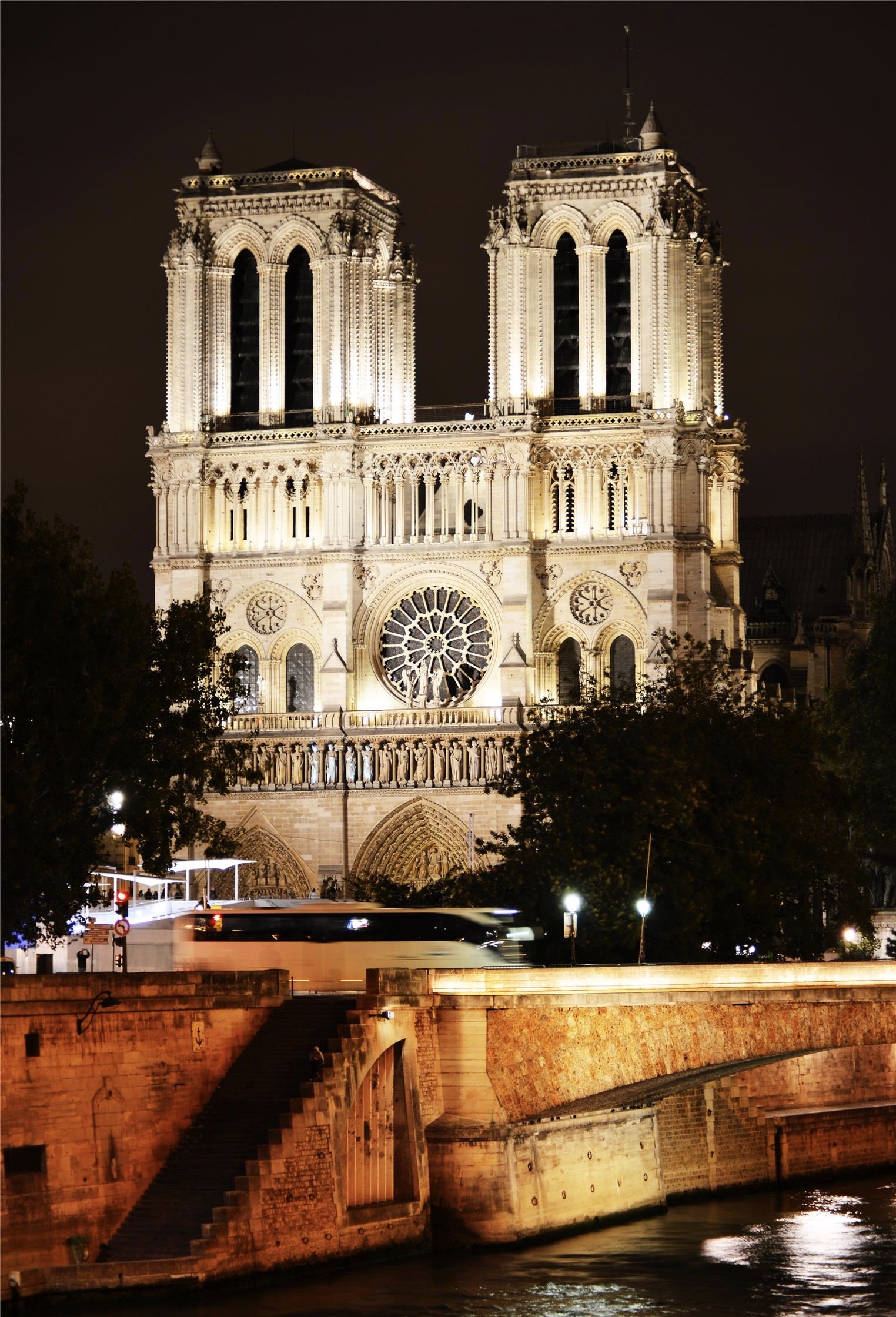  p>巴黎圣母院大教堂(法语:cathédrale notre dame de paris),正式