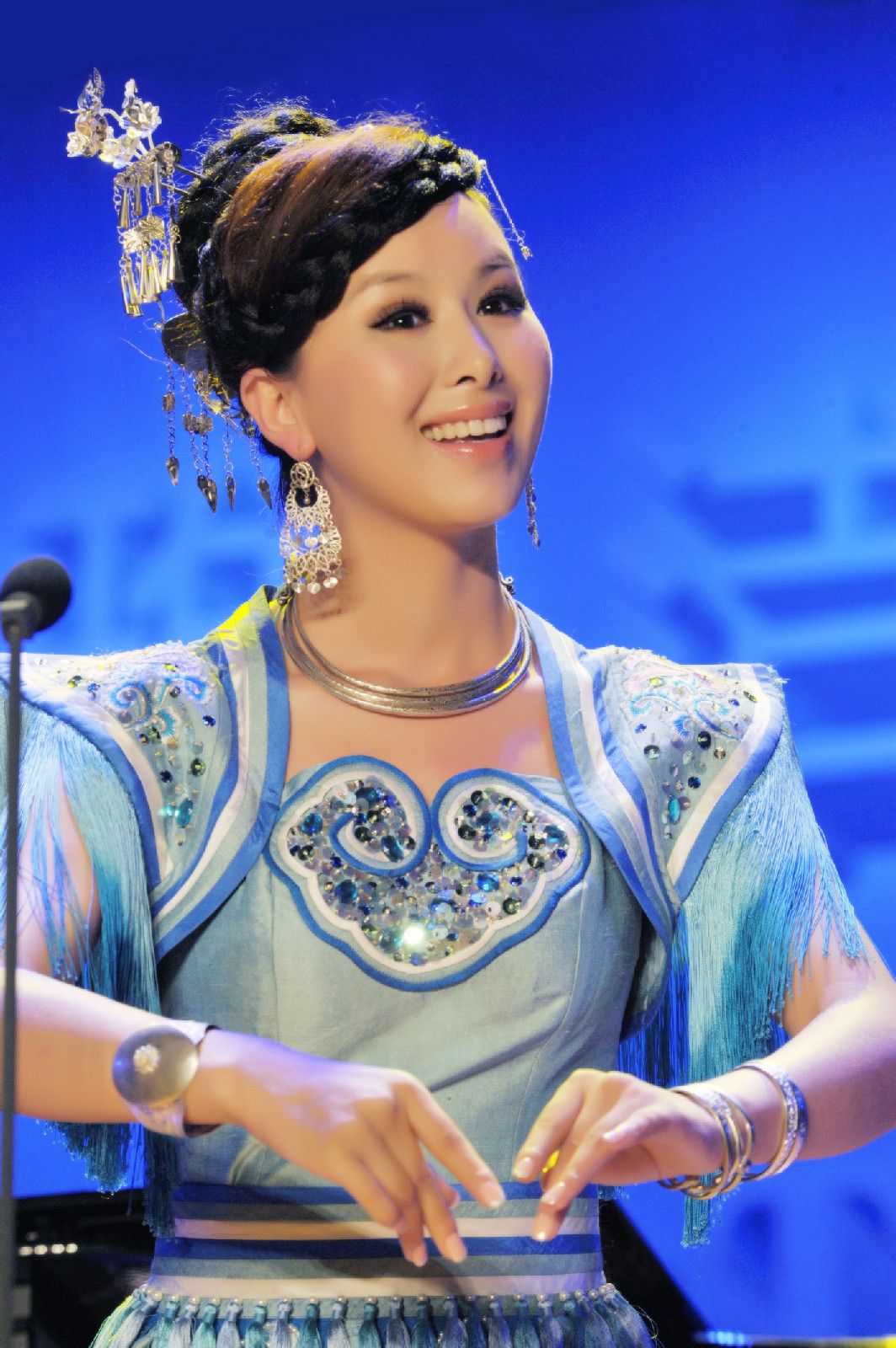  p data-id="gnwxjy7fnt">王雅洁,女,空政文工团优秀青年歌手,出生于