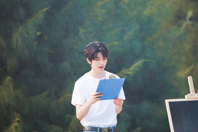  p>蔡徐坤(kun),1998年8月2日出生于浙江温州,籍贯湖南怀化 sup data