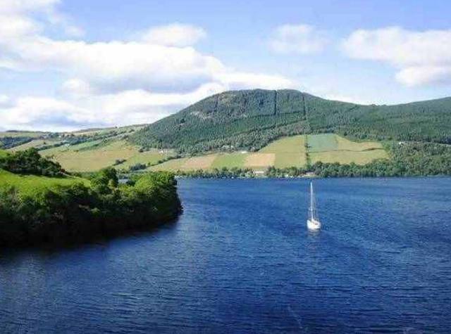  p>尼斯湖(loch ness)亦译内斯湖,位于英国苏格兰高原北部的 a href="