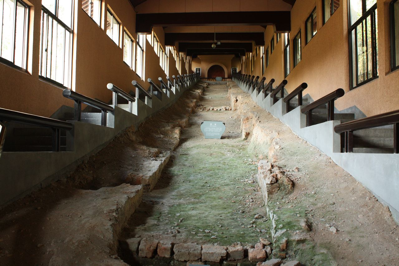  p>郊坛下南宋官窑窑炉遗址位于乌龟山西坡,自西南向东北,自上而下