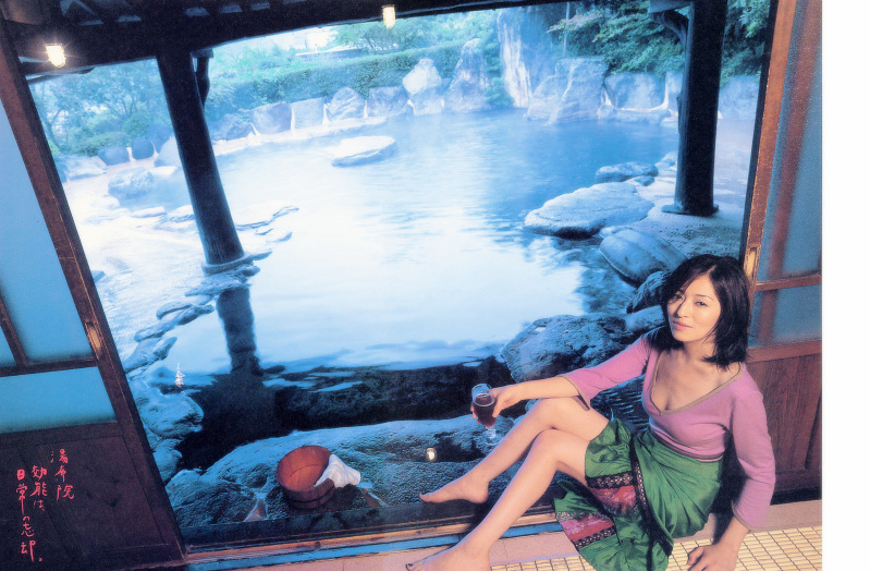松雪泰子,1972年11月28日出生于日本佐贺县