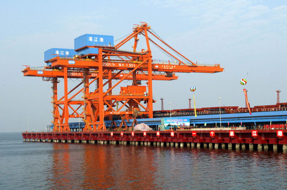  p>集装箱码头是指包括 a target="_blank" href="/item/港池/1876870