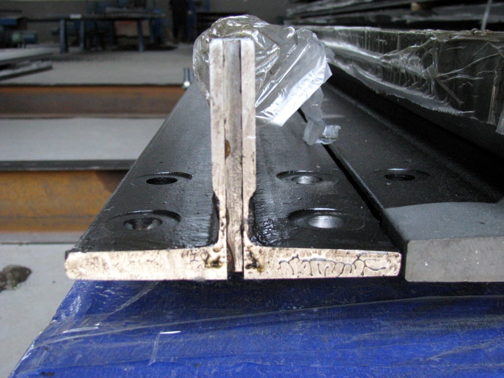 guide rail)是由钢轨和连接板构成的电梯构件,分为轿厢导轨和对重导轨