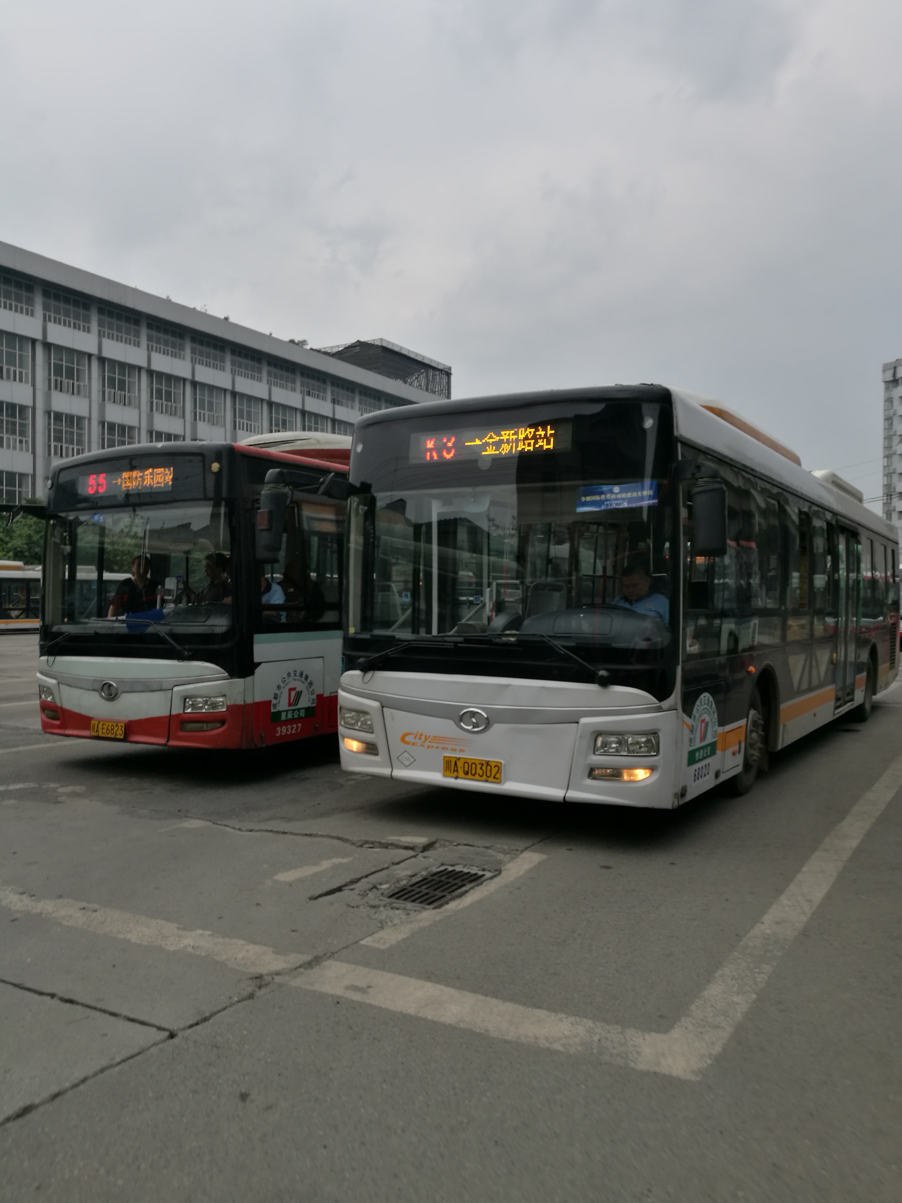  p>成都公交k3路是成都首条放射性快速公交(brt),k3路依托凤凰山快速