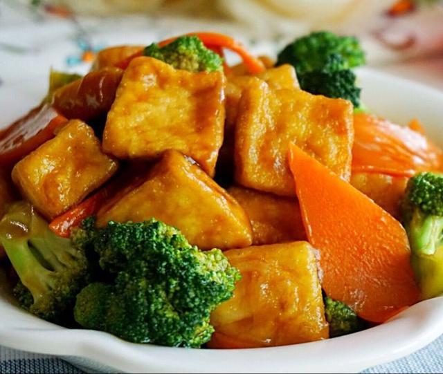  p>溜豆腐泡是用水豆腐,大红辣椒等材料制作的一道家常菜.