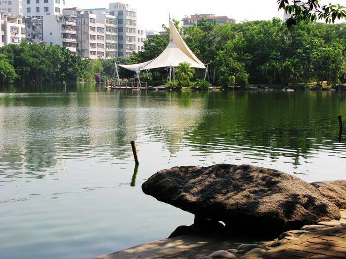  p data-id="gnx4odpr90">霞湖公园位于广东省湛江市 a target="