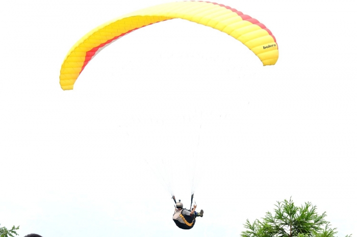  p>滑翔伞(paraglider) 飞行运动员驾翼型伞衣,利用 a href="#" data
