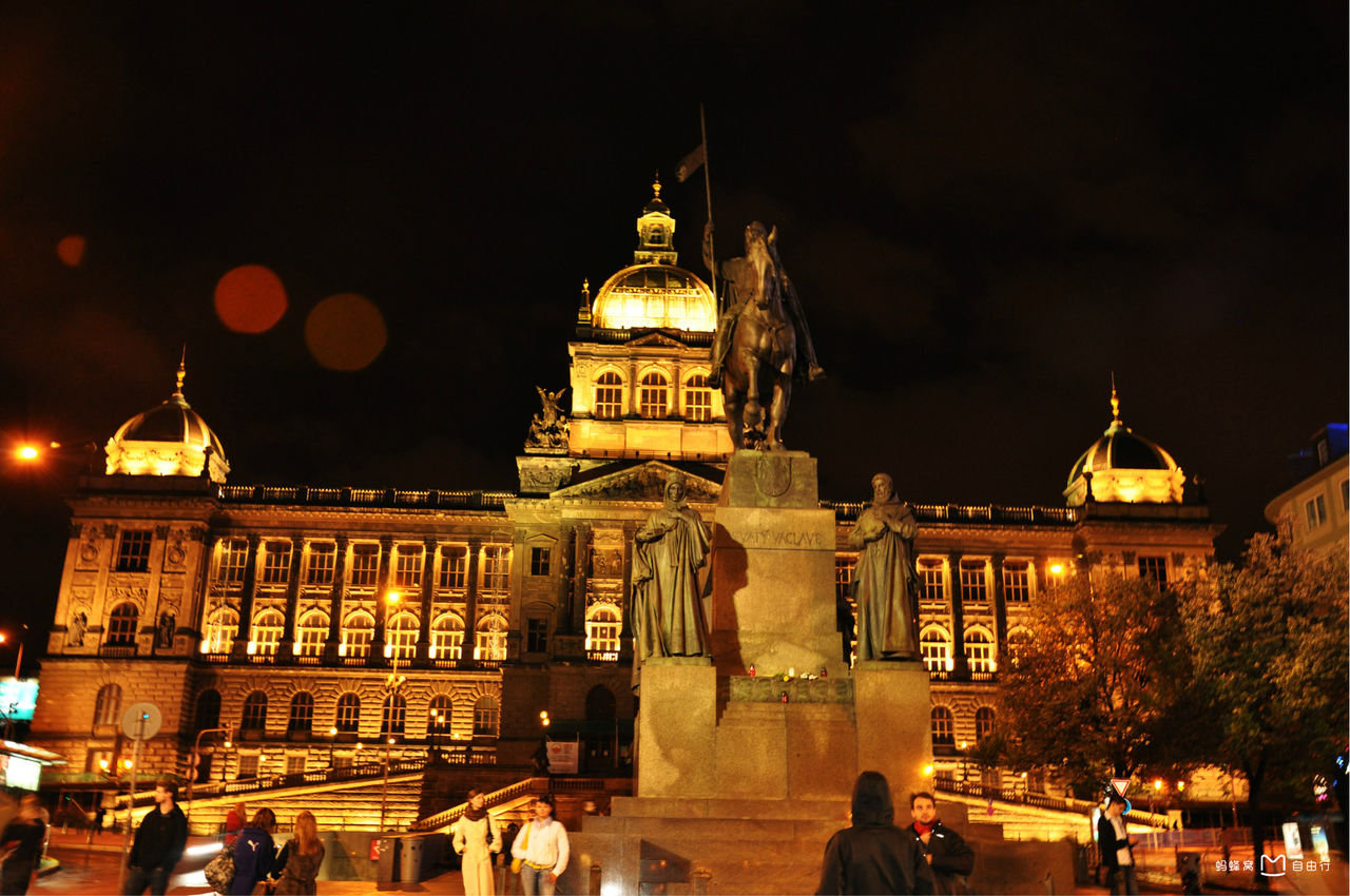  p>瓦茨拉夫广场(vaclavske namesti)位于 a href="#" data-lemmaid="