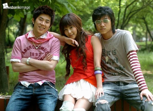 是韩国混声组合,被誉为"高耀太2代",组合成员有woo jae,solbi,ji hwan