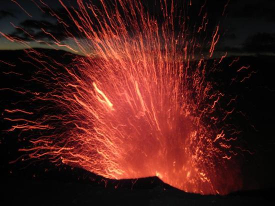 亚苏尔火山