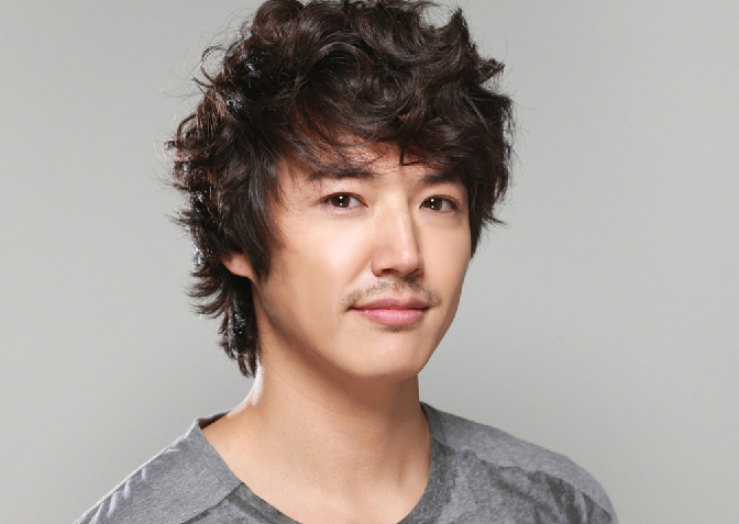  p>尹相铉,1973年9月21日在韩国出生,韩国演员,歌手.