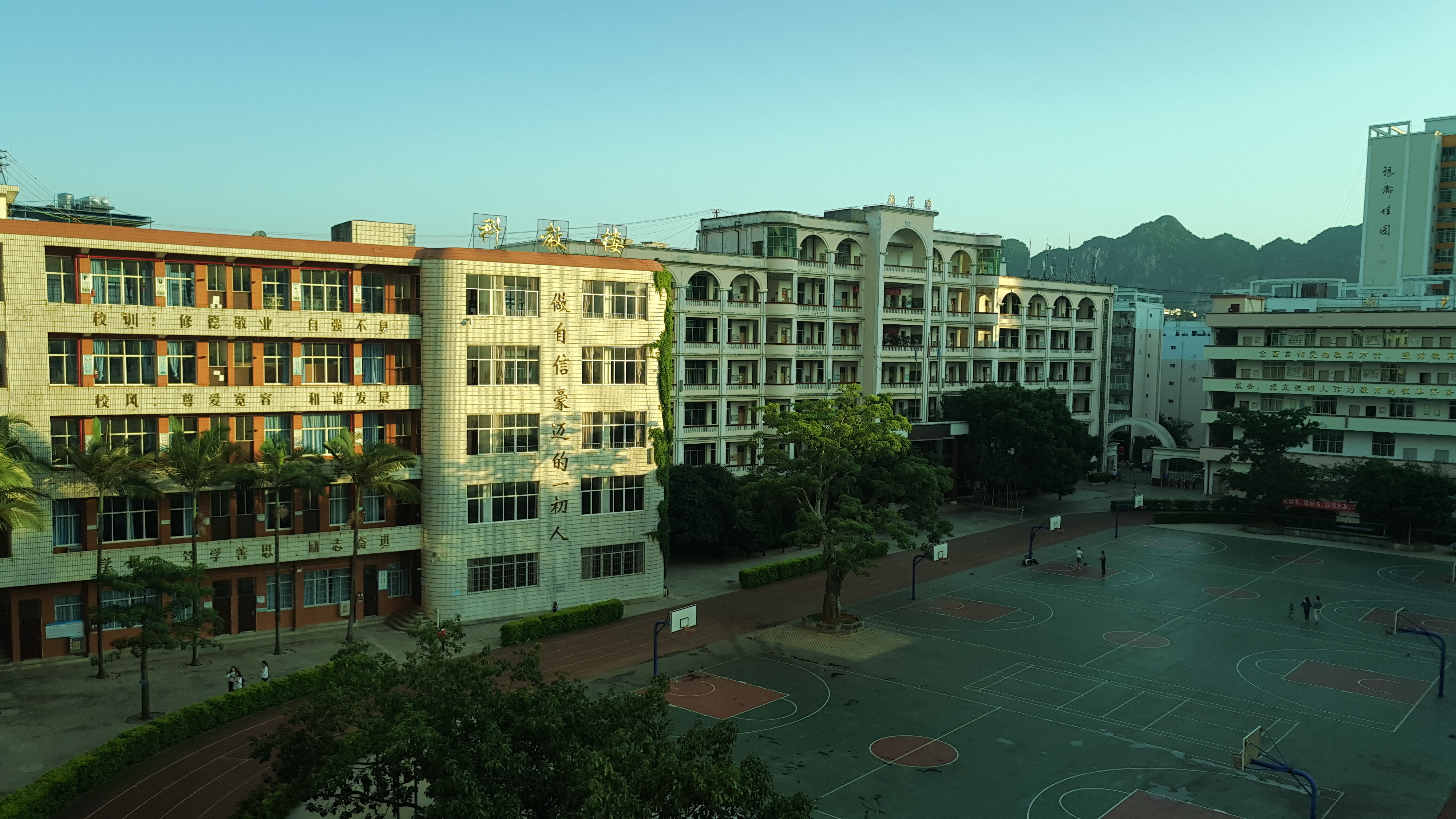 文山"五·七"学校的基础上建立起来的,由文山市第一中学初中部更名而