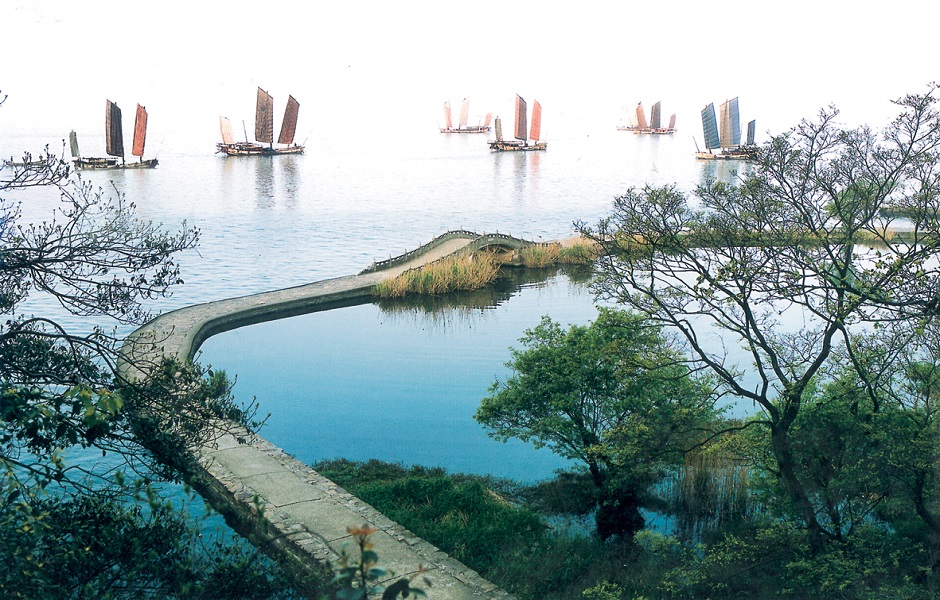 2395245">无锡市 /a>大浮镇,鼋头渚为中国五大淡水湖之一太湖上的小岛