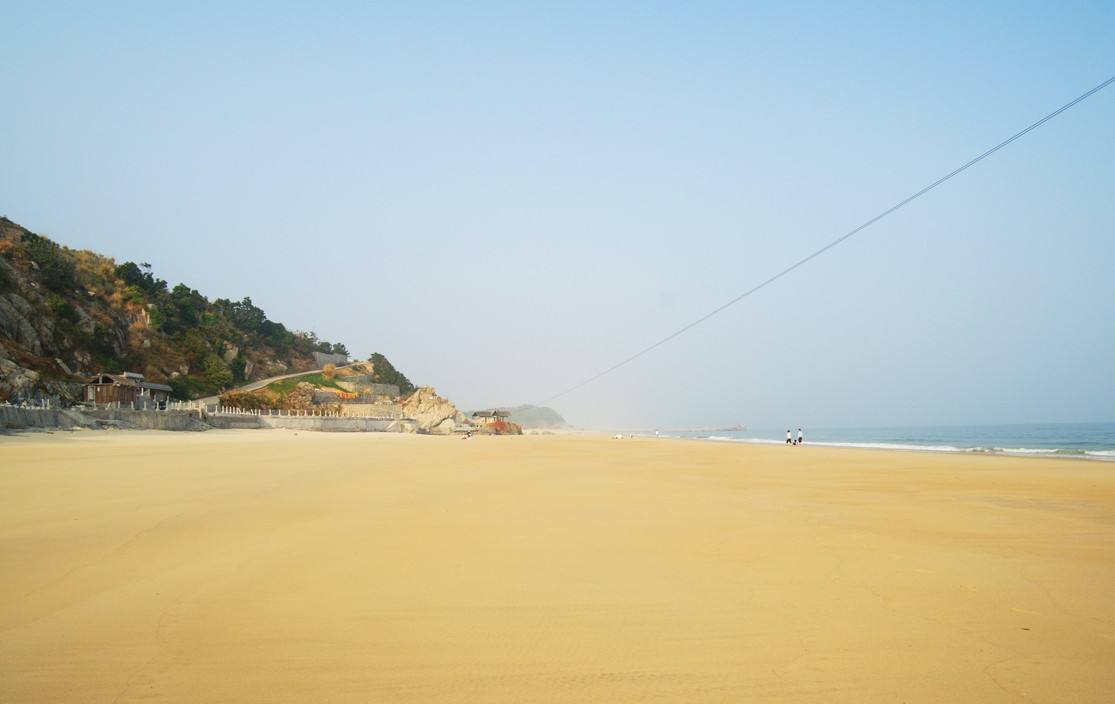  p>大鹏半岛东临大亚湾,与惠州接壤,西抱大鹏湾,遥望香港 新界,陆域