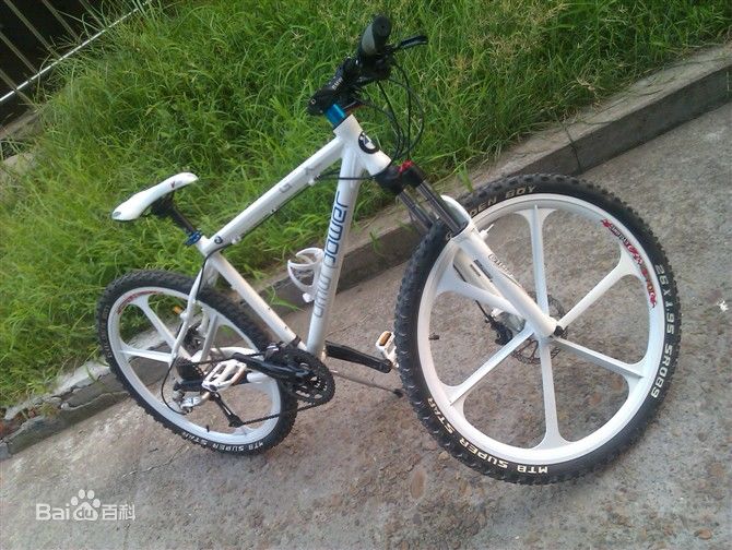  p>bmw 自行车的 a href="#" data-lemmaid="7759076">车架 /a>造型