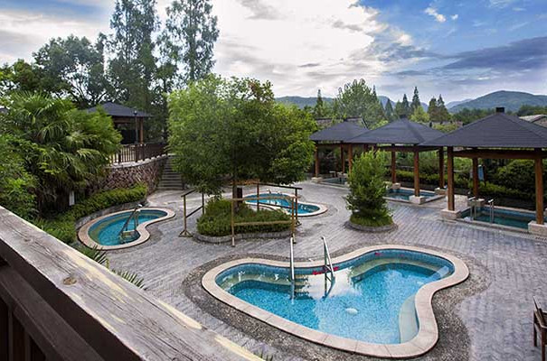  p>浙江月潭温泉度假村坐落于莫干山麓的鸿渐村城山坞,距杭州38公里