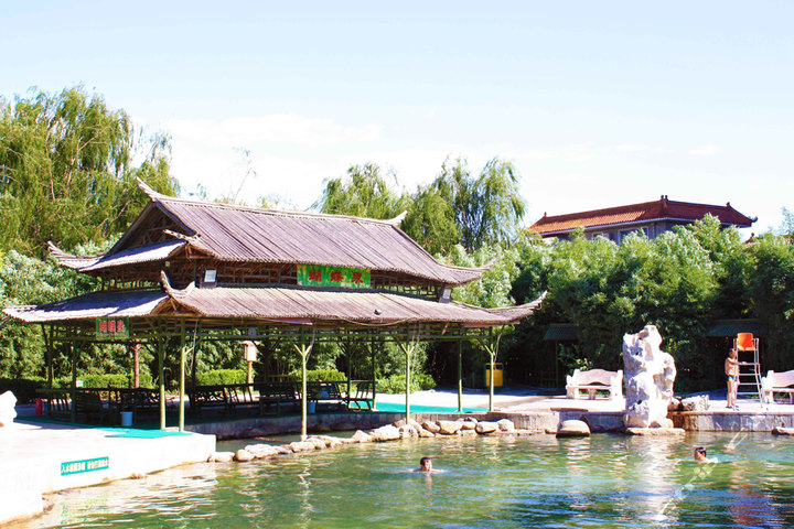  p>龙脉温泉度假村,位于 a target="_blank" href="/item/北京昌平