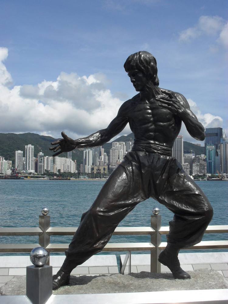 data-lemmaid="32914">李小龙 /a>塑像为纪念李小龙的雕像,有香港星光