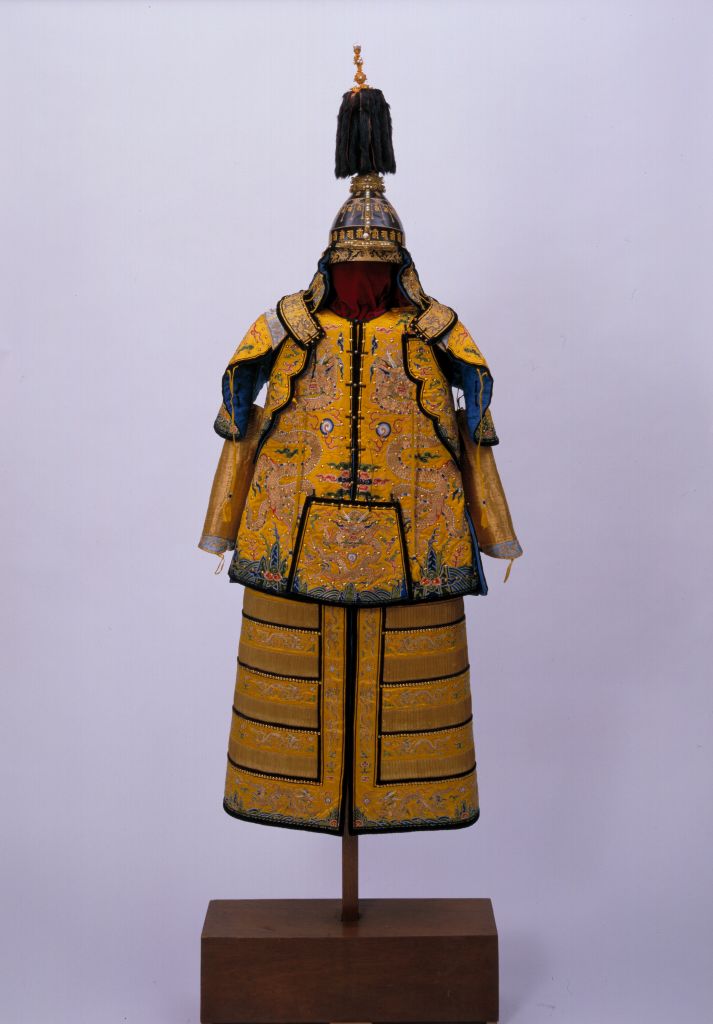 清康熙明黄缎绣平金龙云纹大阅甲