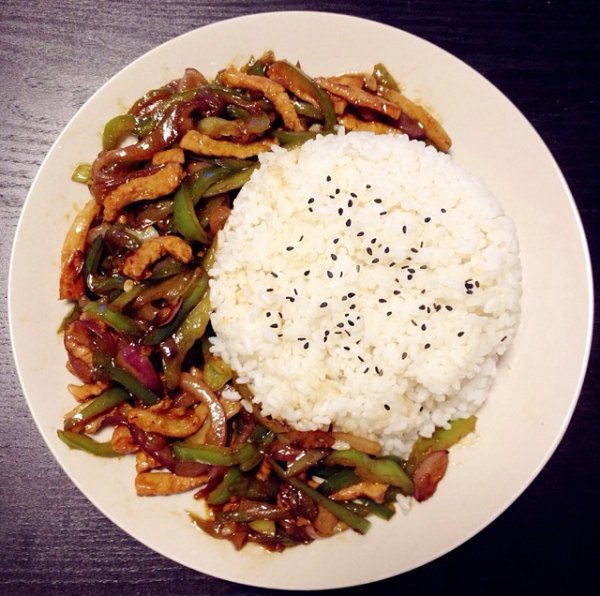 青椒肉末盖浇饭