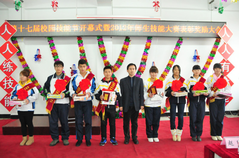 省商务学校即原黑龙江省供销学校,始建于1952年,位于省会哈尔滨市,是