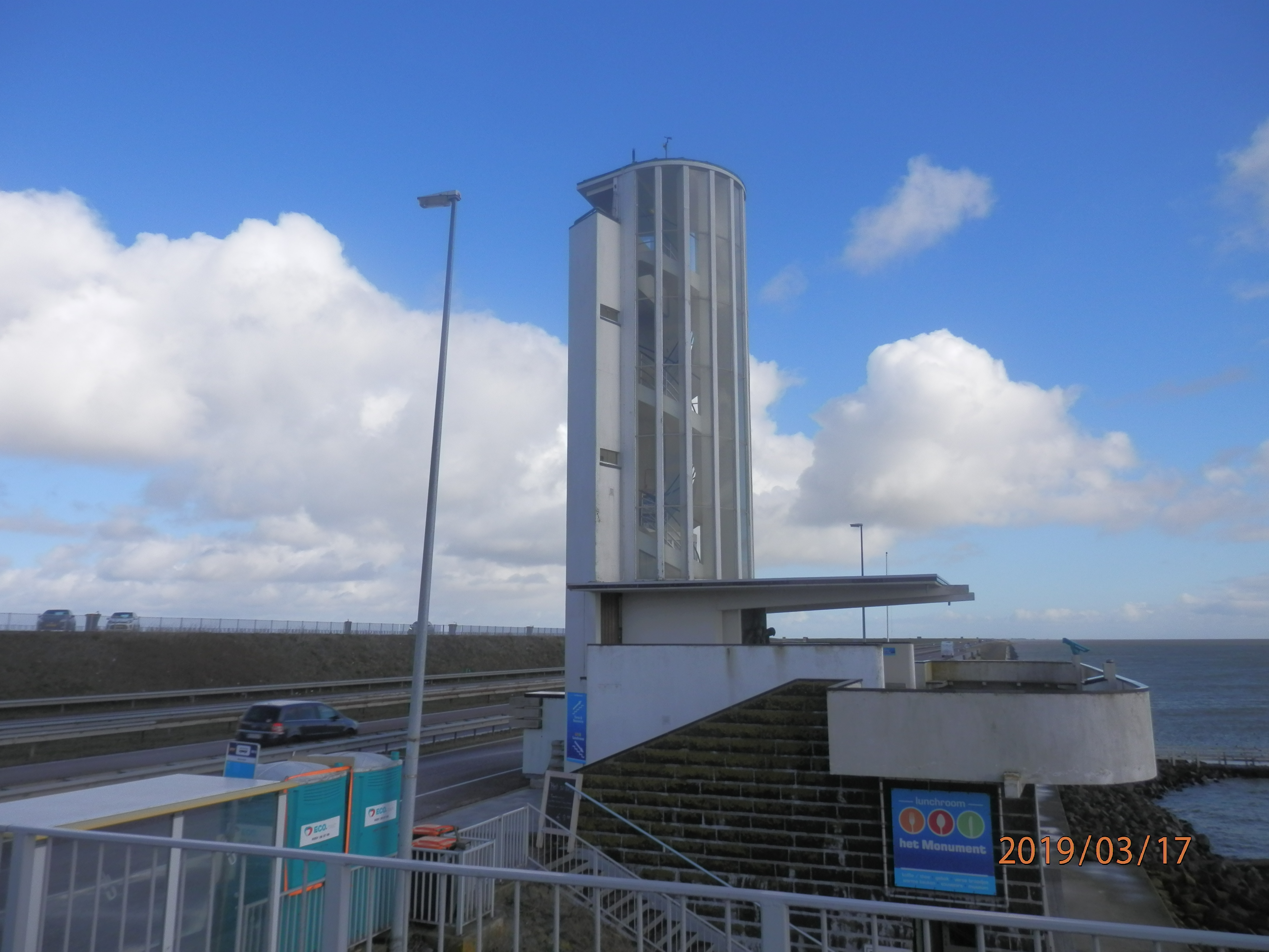  p>荷兰须德海海造地大坝是荷兰近代最大的围海工程.