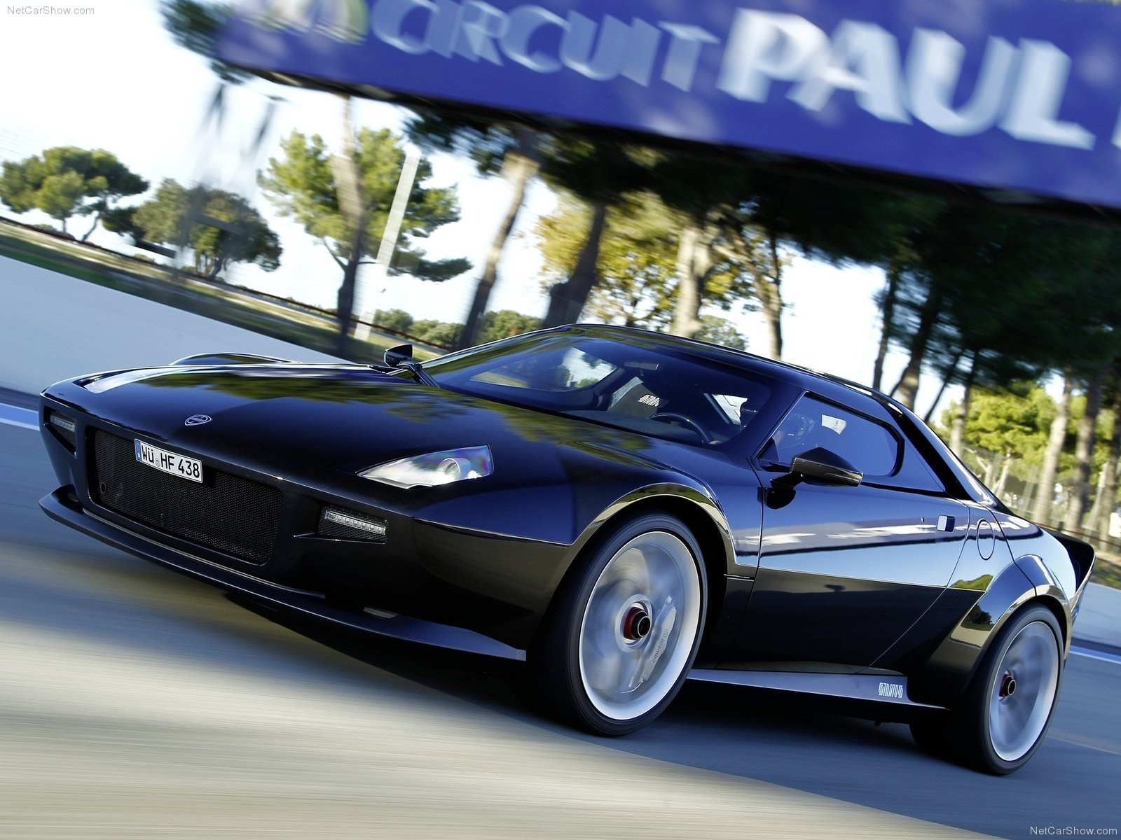 以生产豪华蓝西亚汽车轿车为主