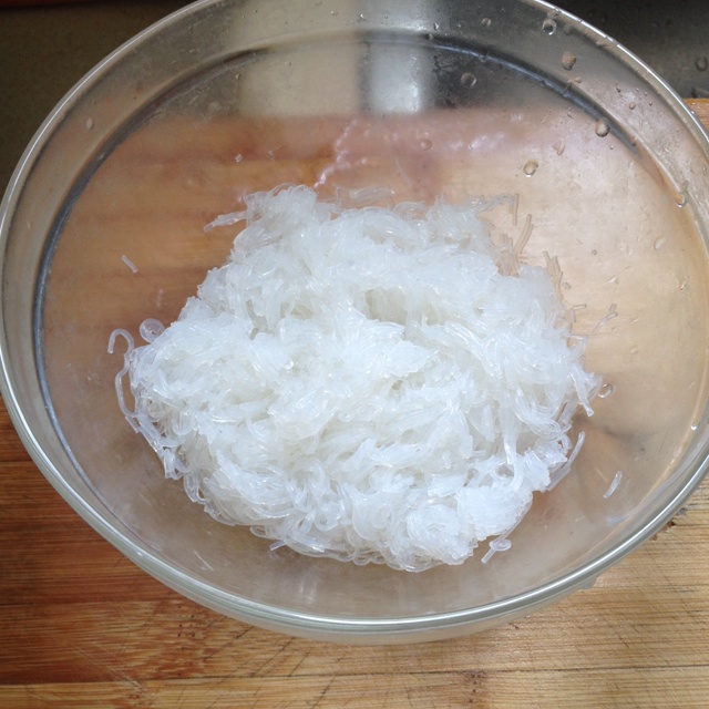  p>粉丝蛋饼以粉丝,鸡蛋为主料的食品. /p>