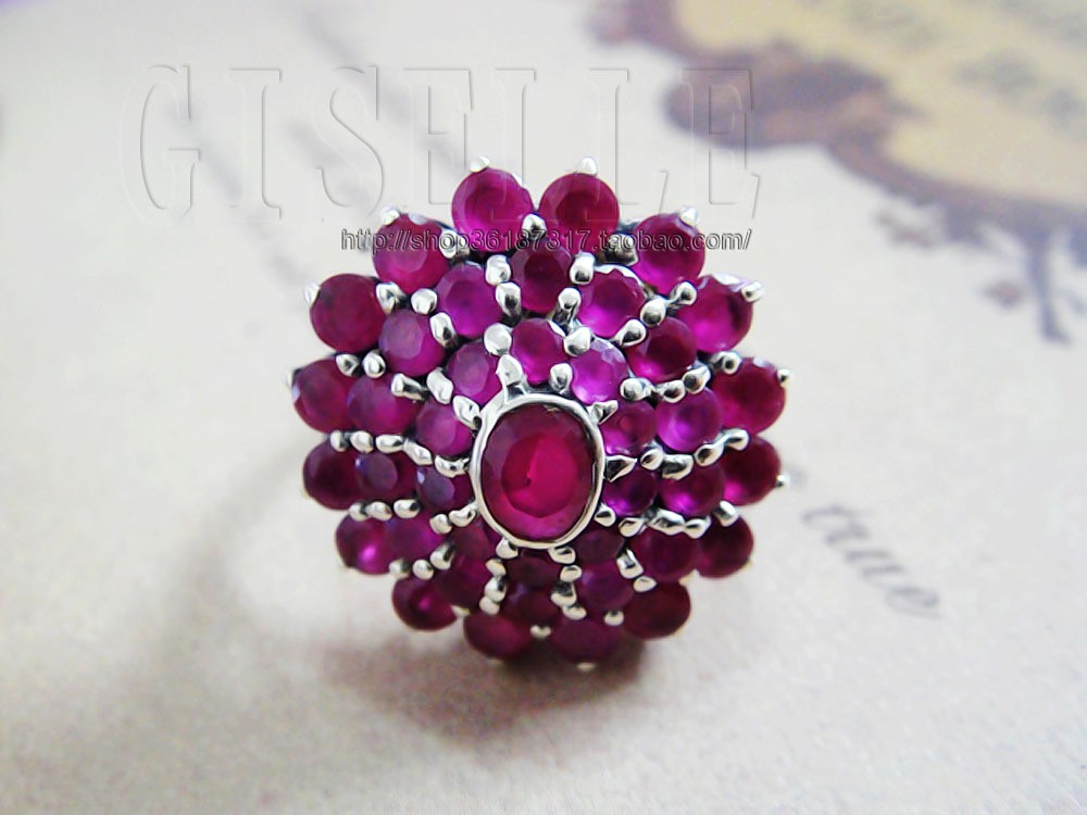  p>泰国红宝石,是泰国产的红宝石,泰国红宝石的颜色较深,透明度较低