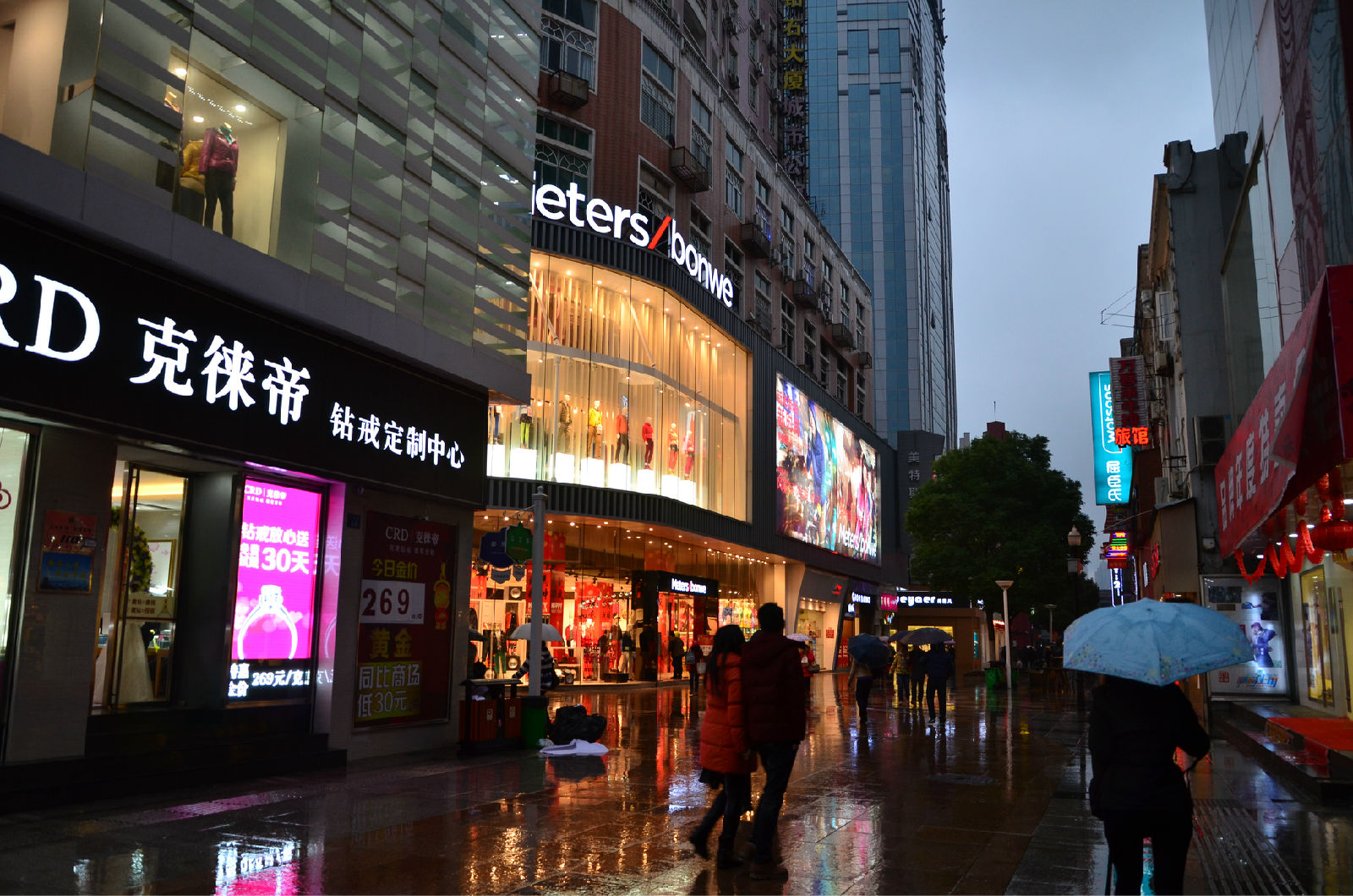  p>江汉路步行街是中国最长的步行街,有"天下第一步行街"的美誉,位于