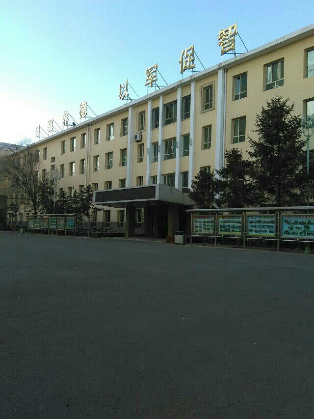 data-lemmaid="5733332">包钢实验军校 /a>(包钢四中)位于包头昆区105