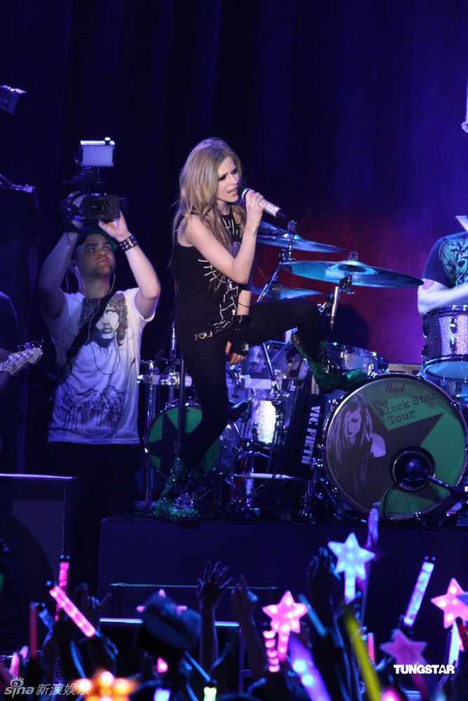  p>艾薇儿·拉维尼 i>(avril ramona lavigne) /i>,1984年9月27日出生