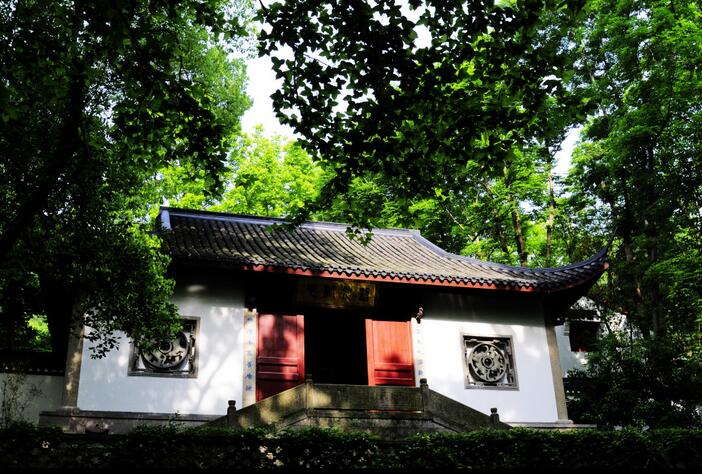  p>虎跑定慧寺,原称大慈定慧禅寺,俗称虎跑寺,位于 a href="#" data