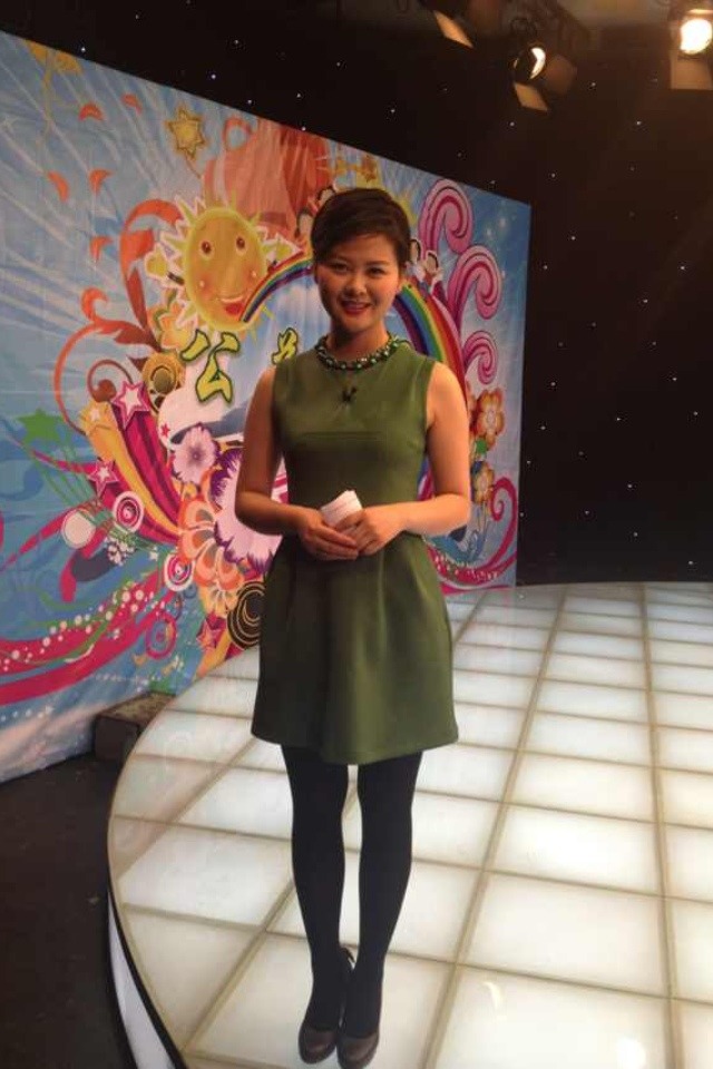  p>杨香影,女,山东菏泽人,当红主持人,凭借不错的台风,靓丽端庄的外表