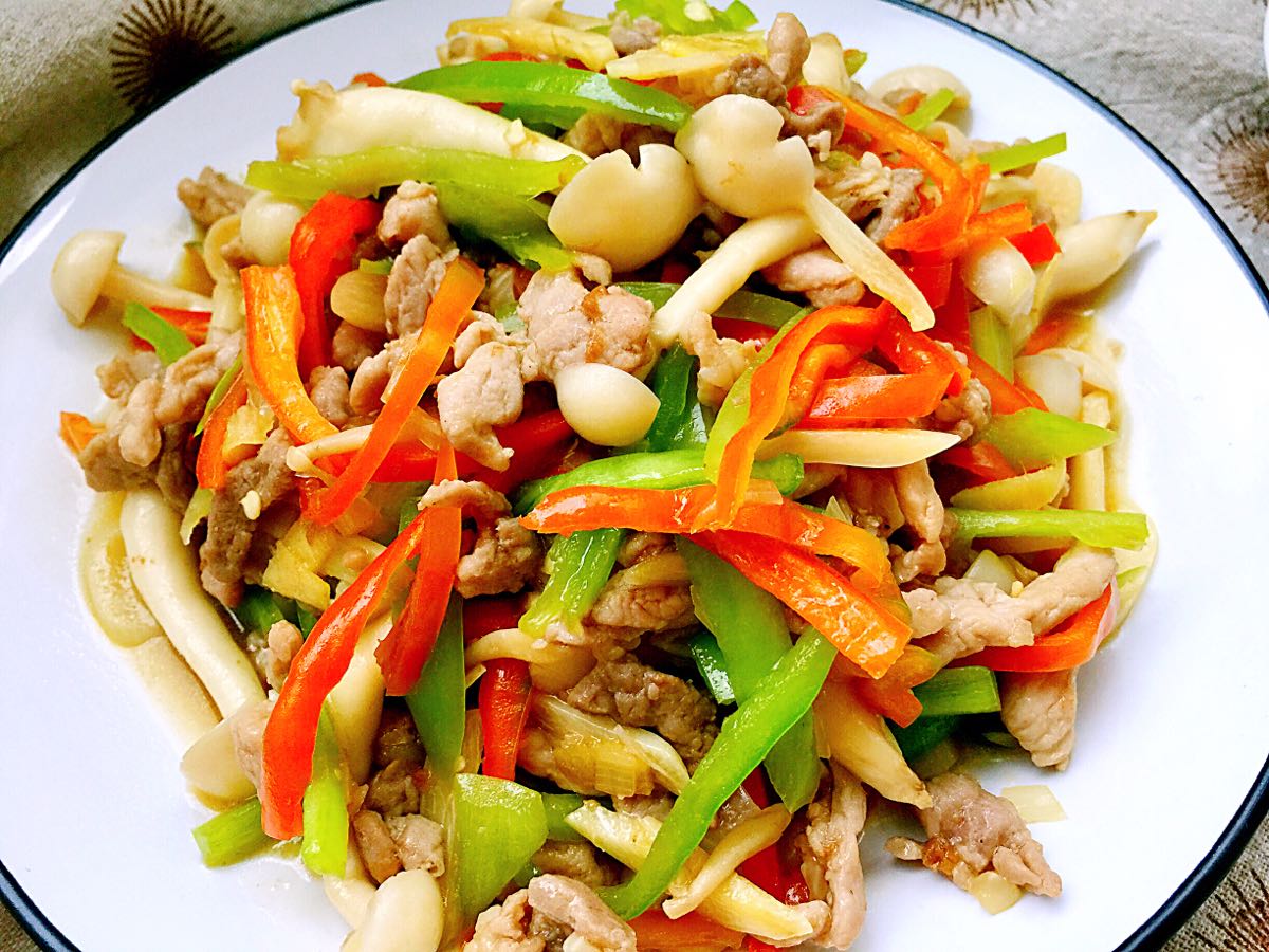  p>白玉溜肉是一道日常小炒,主料是里脊肉和白玉菇,肉质鲜嫩,成莱色泽