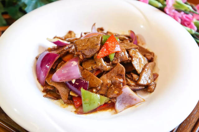 有羊肝200克,玉兰片30克,酱油,料酒各10克,香油5克,淀粉15克,葱姜末