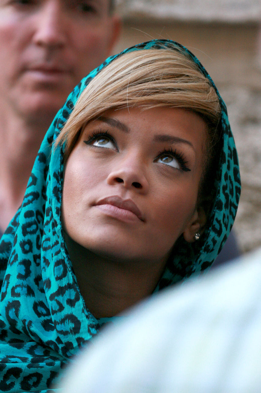  p>蕾哈娜(rihanna),全名罗比恩·蕾哈娜·芬缇(robyn rihanna fenty)