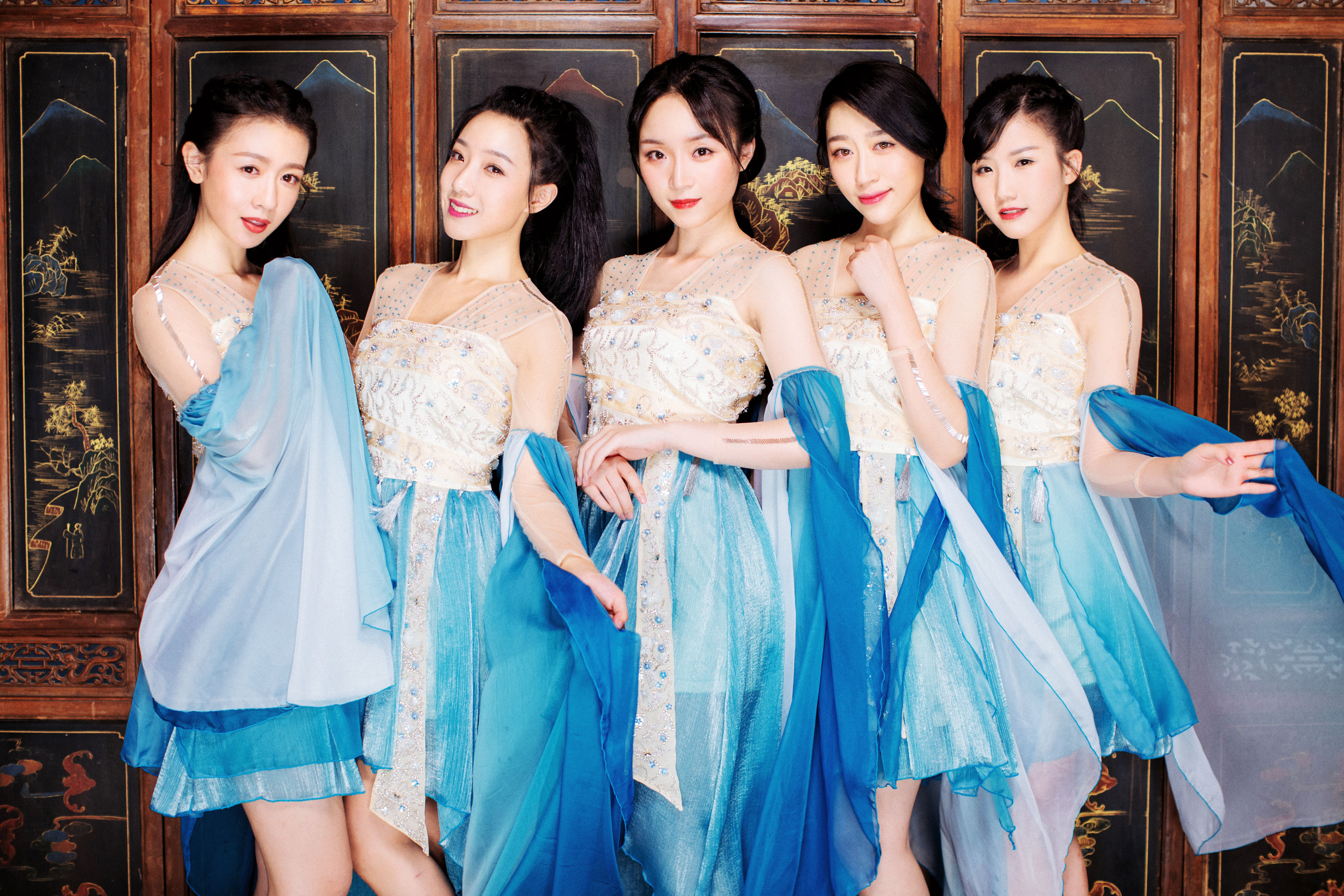  p>七朵组合,中国内地女子演唱组合,由 a href="#" data-lemmaid="