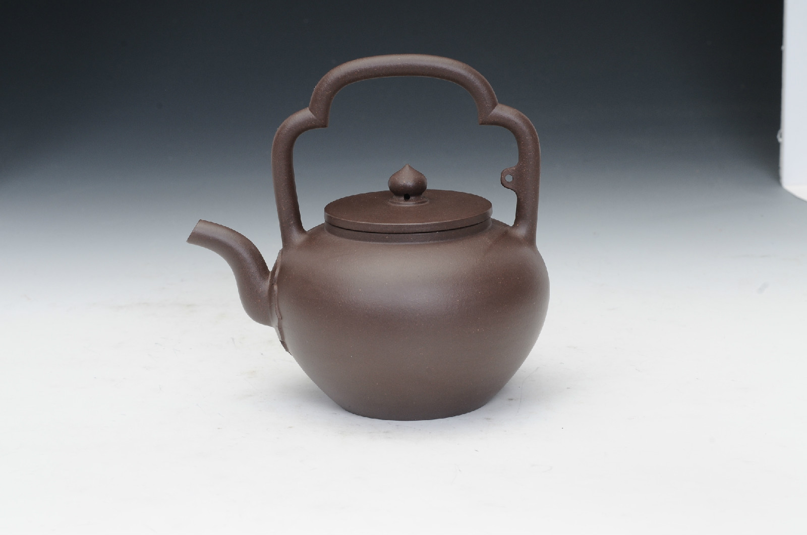  p>范丽静,国家工艺美术师,优秀青年陶艺家,范家壶庄成员,龙德堂艺术