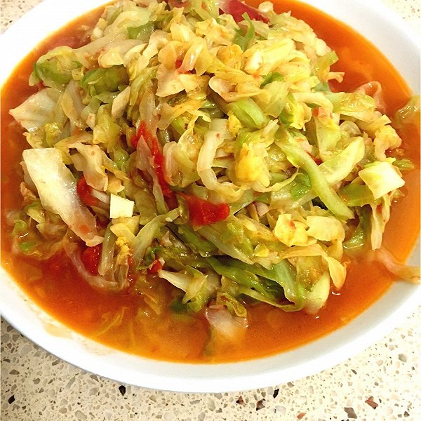  p>西红柿炒圆白菜是一道家常菜品.原材料为西红柿一个,圆白菜半斤.